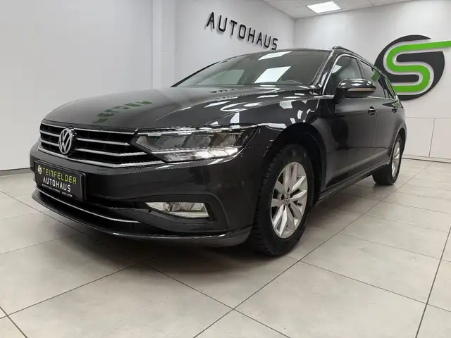 Volkswagen Passat view 3