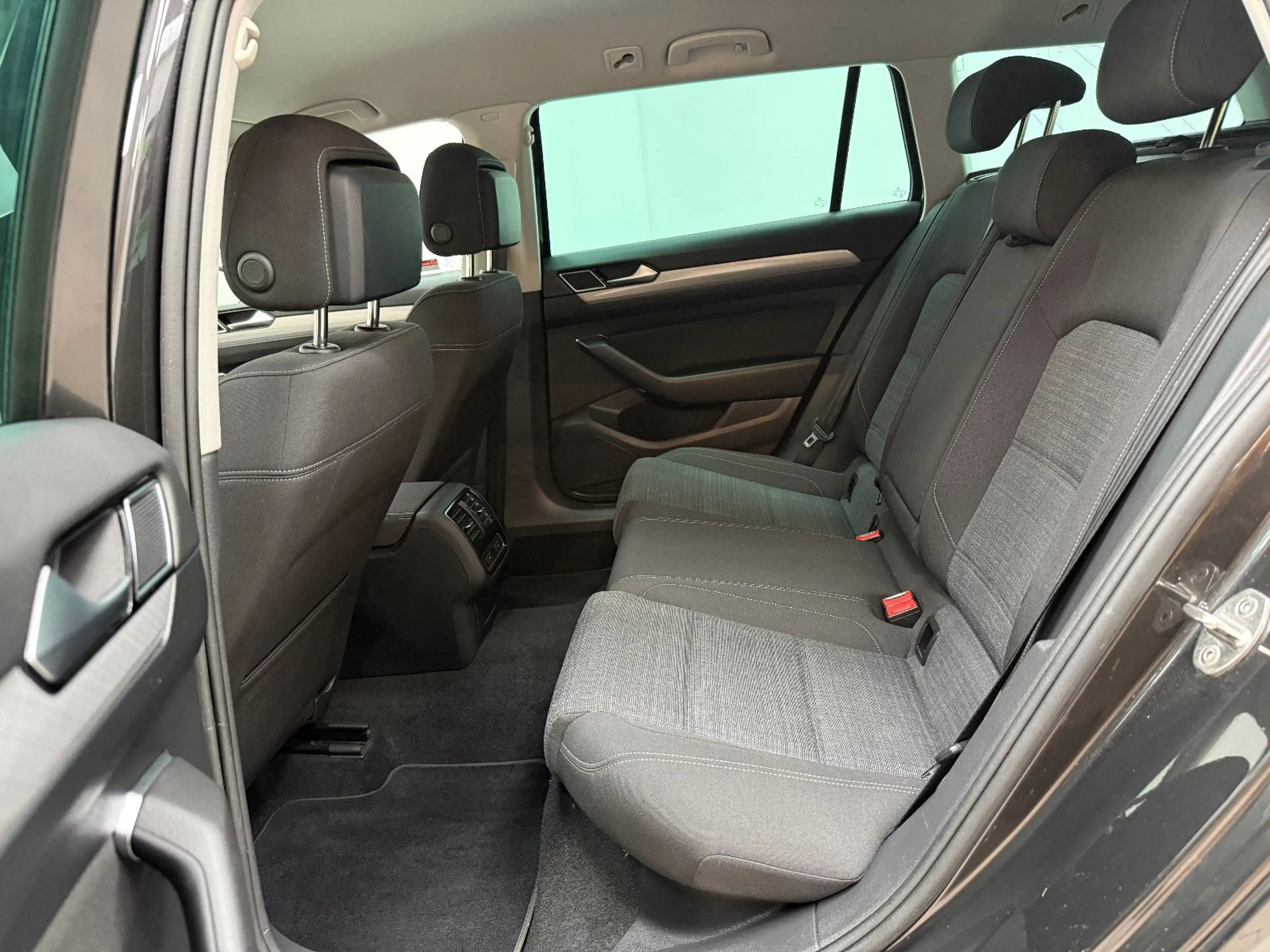 Volkswagen Passat Variant 1.5 / ACC / AHK / LED / — photo 12