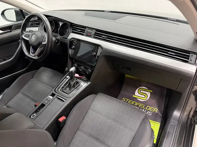 Volkswagen Passat view 9