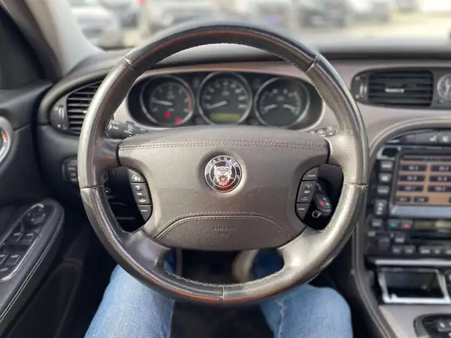 Jaguar XJ view 8