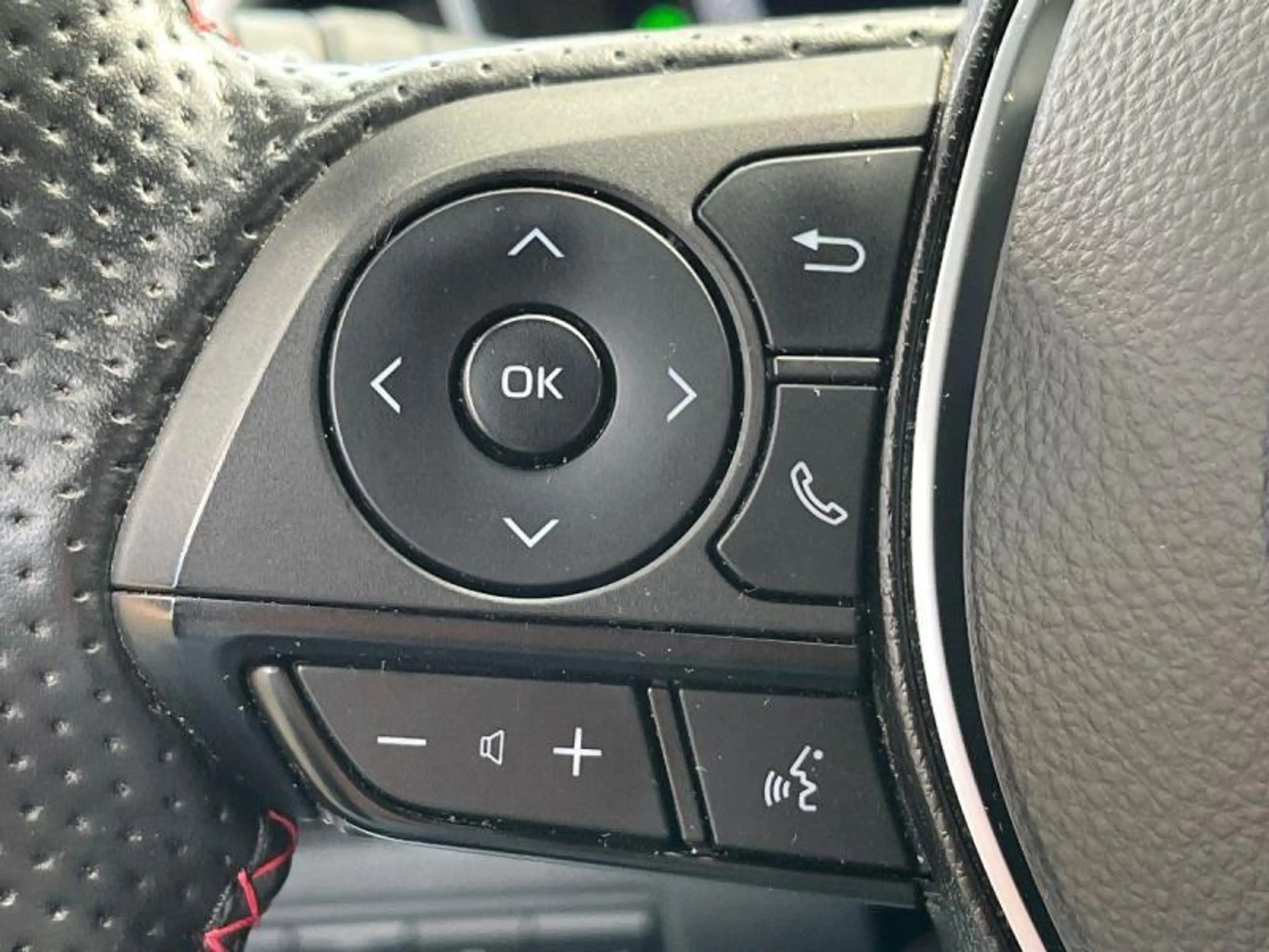 Toyota Corolla TS GR Sport+techpack+camera+gps+ses V+A — photo 14
