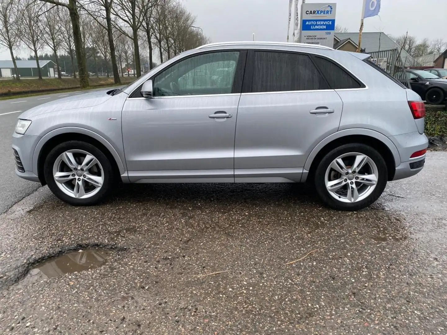 Audi Q3 1.4 TFSI CoD automaat S-Line Edition Grijs - 2