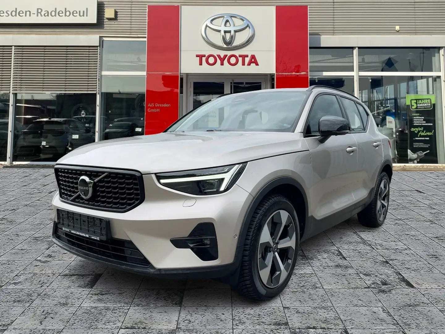 Volvo XC40 B4 Ultimate Dark Pano*Navi*HarmanKardon Beige - 2