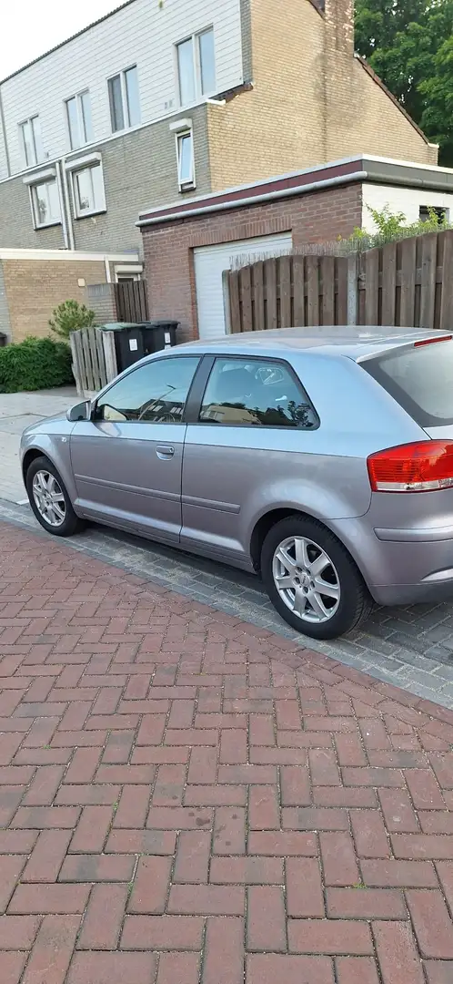 Audi A3 1.6 Attraction Grijs - 2