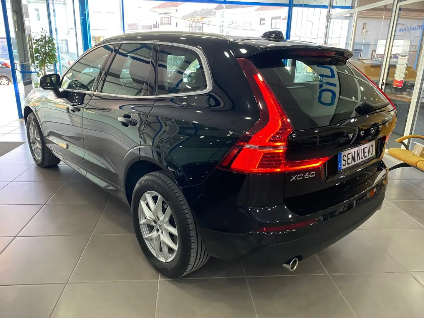 Volvo XC60 B5 Momentum Pro AWD Aut. Negro - 2
