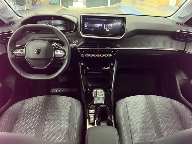 Peugeot 208 view 9