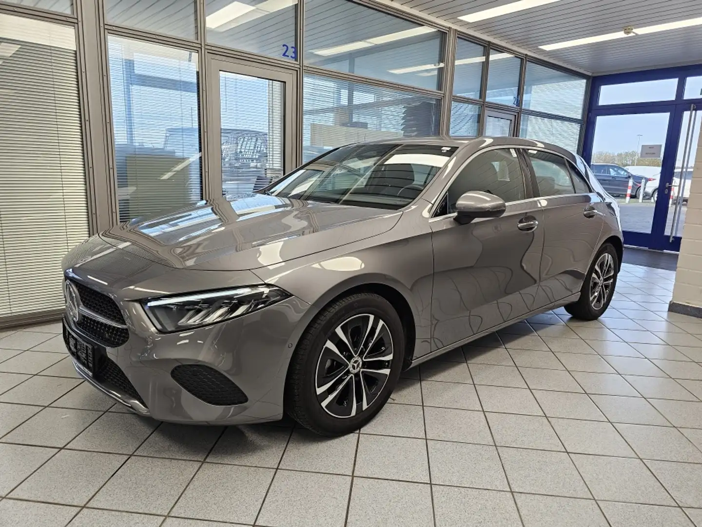 Mercedes-Benz A 180 Progressive Line Navi,Parkassi+Kamera,LED Grau - 2