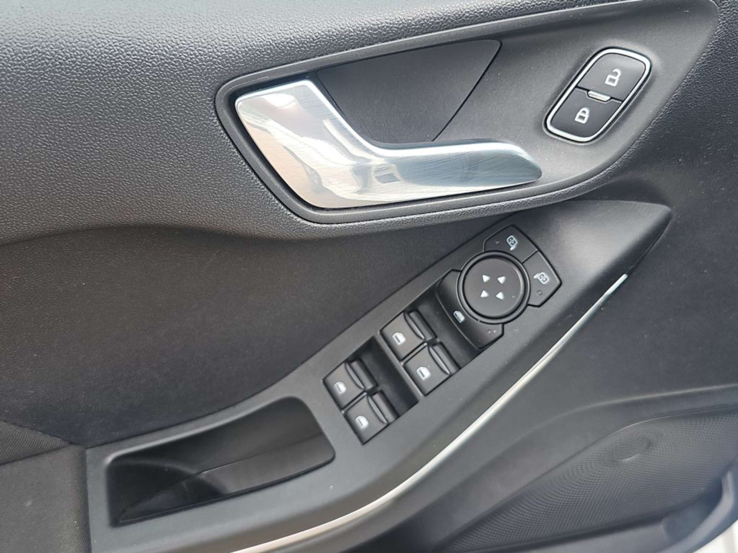 Fahrzeugabbildung Ford Fiesta ST-LINE X 1.0 Ltr. 125 PS MHEV *ACC* - mit KI generiert/bearbeitet