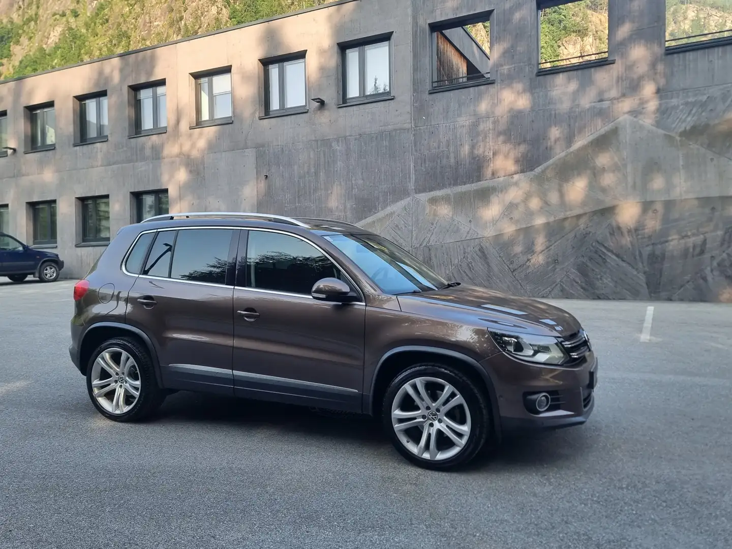 Volkswagen Tiguan Tiguan 2,0 TDI BMT 4Motion Sport&Style DPF DSG Braun - 1