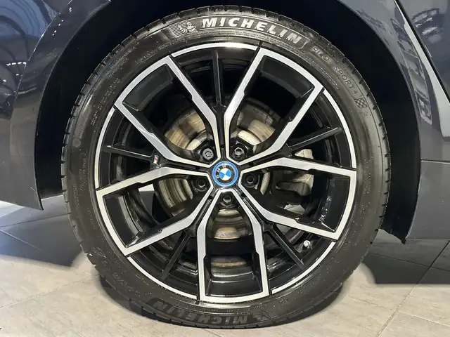 BMW 5 Series view 3