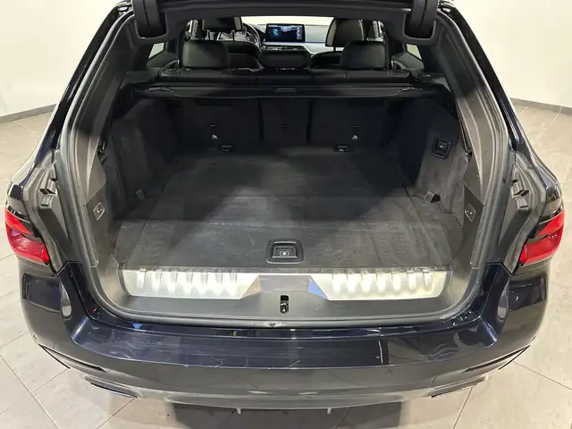 BMW 5 Series view 8