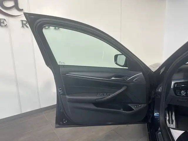 BMW 5 Series view 6
