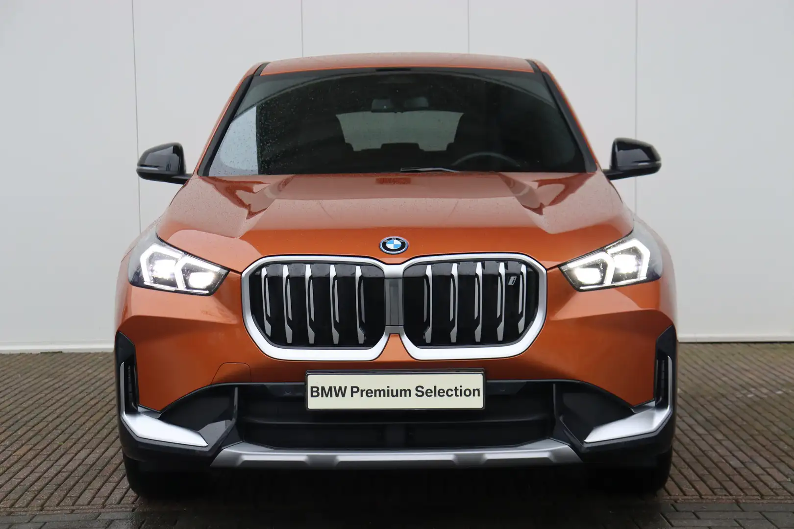 BMW iX1 xDrive30 67 kWh X-Line / Harman Kardon / Comfort A Oranje - 2