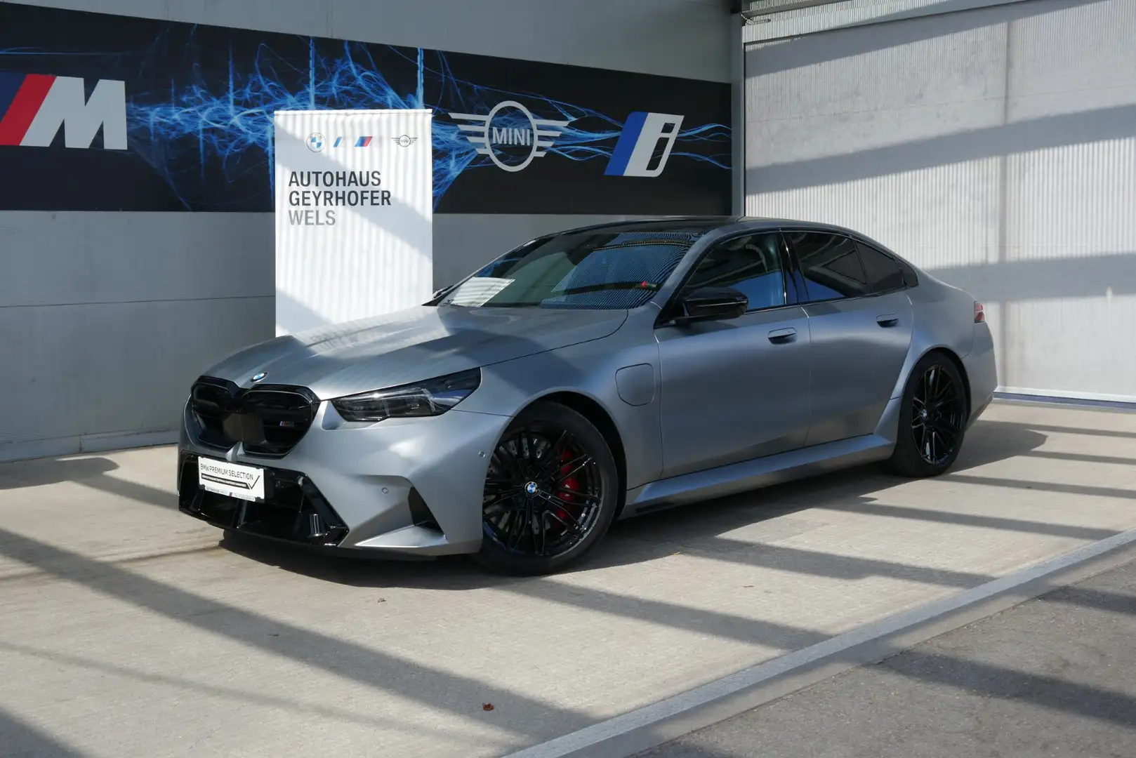 BMW M5 *Glasdach/AHK/Sitzlüftung/360°/B&W Sound/Comfort Paket/DA-Prof.* Grau - 1