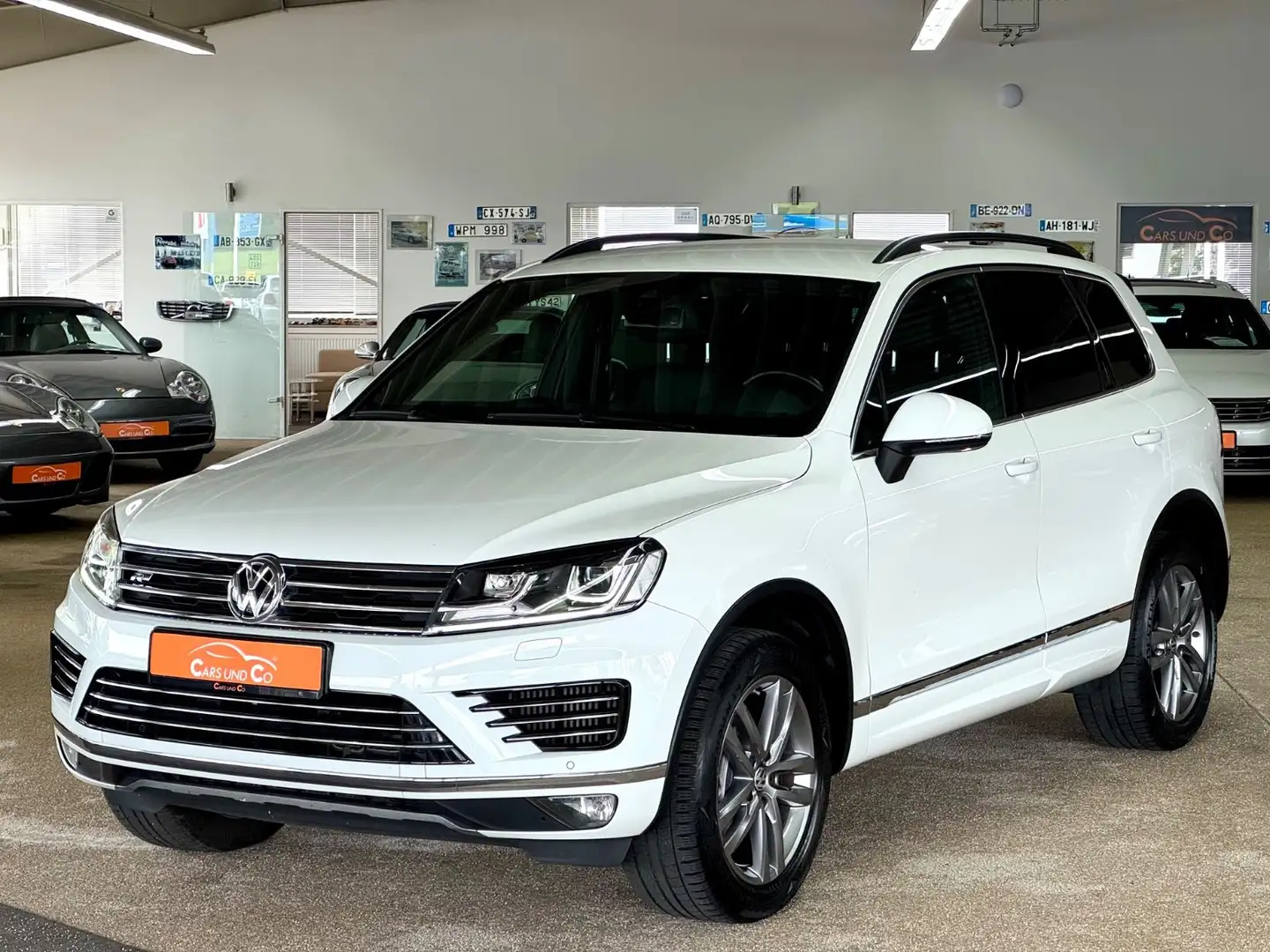 Volkswagen Touareg 3.0 V6 TDI 4M R-Line *AHK*SHZ*NAV*BX*19% Weiß - 1