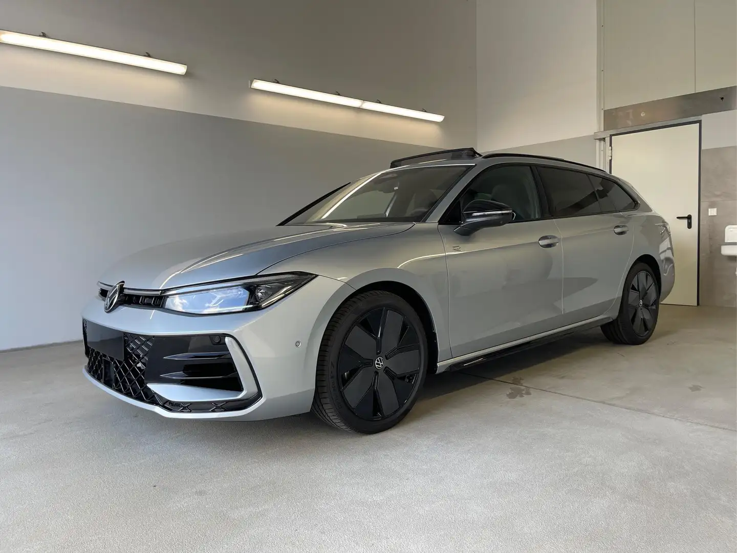 Volkswagen Passat Variant R-Line 265PS AHK+Pano+Harman Kardon 2.0 TSI DSG... Argento - 1