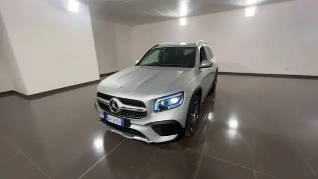 Mercedes-Benz GLB 220