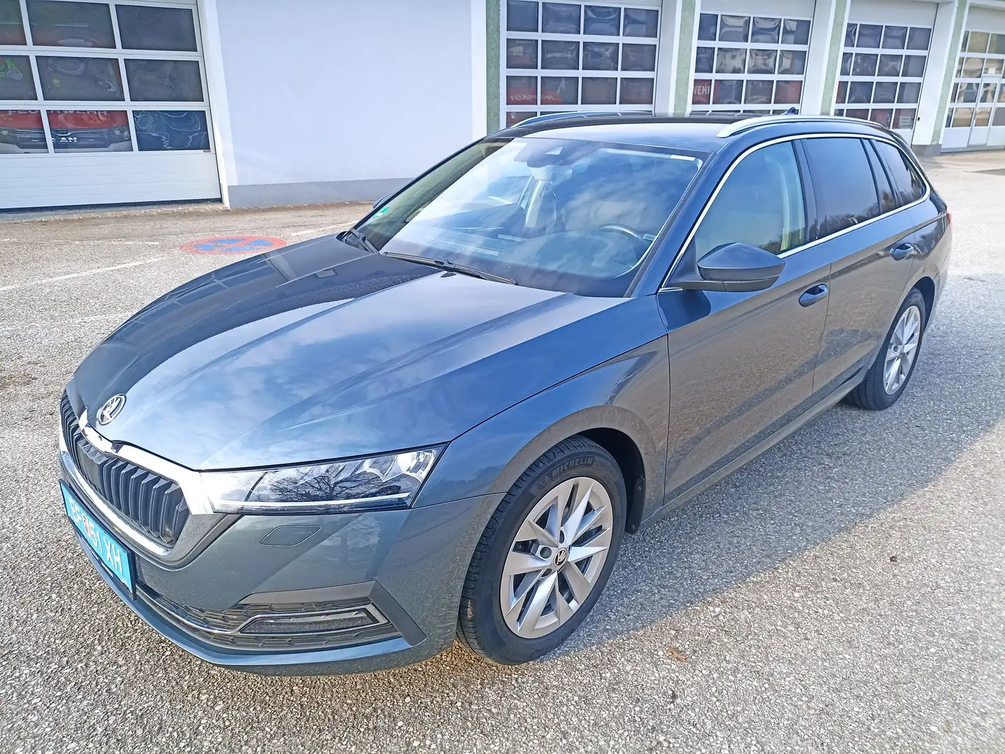 Skoda Octavia Octavia Combi 2,0 TDI Premium LED,SZH,Navi, Grau - 2