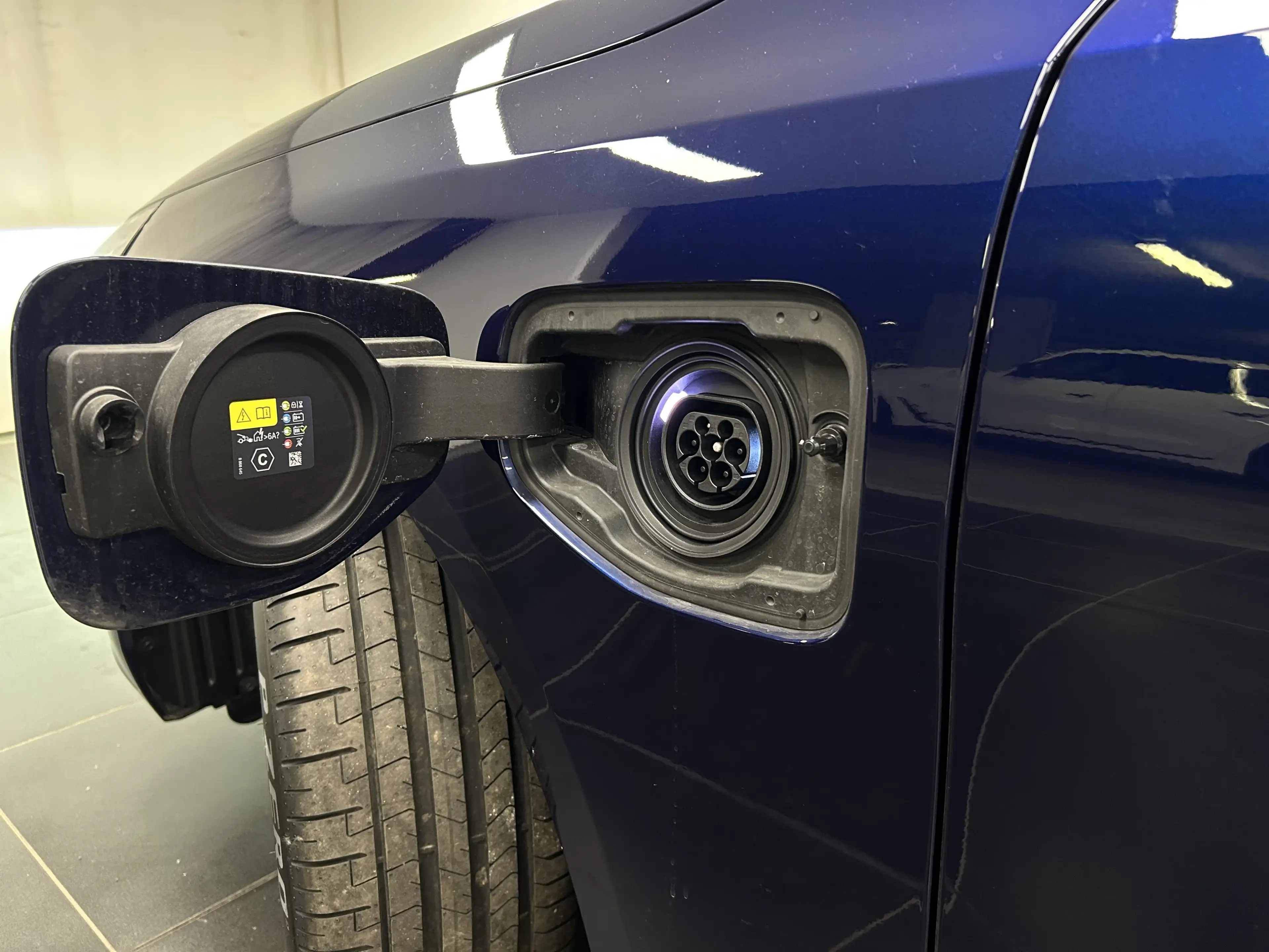 BMW 550 e xDrive Limousine — photo 11