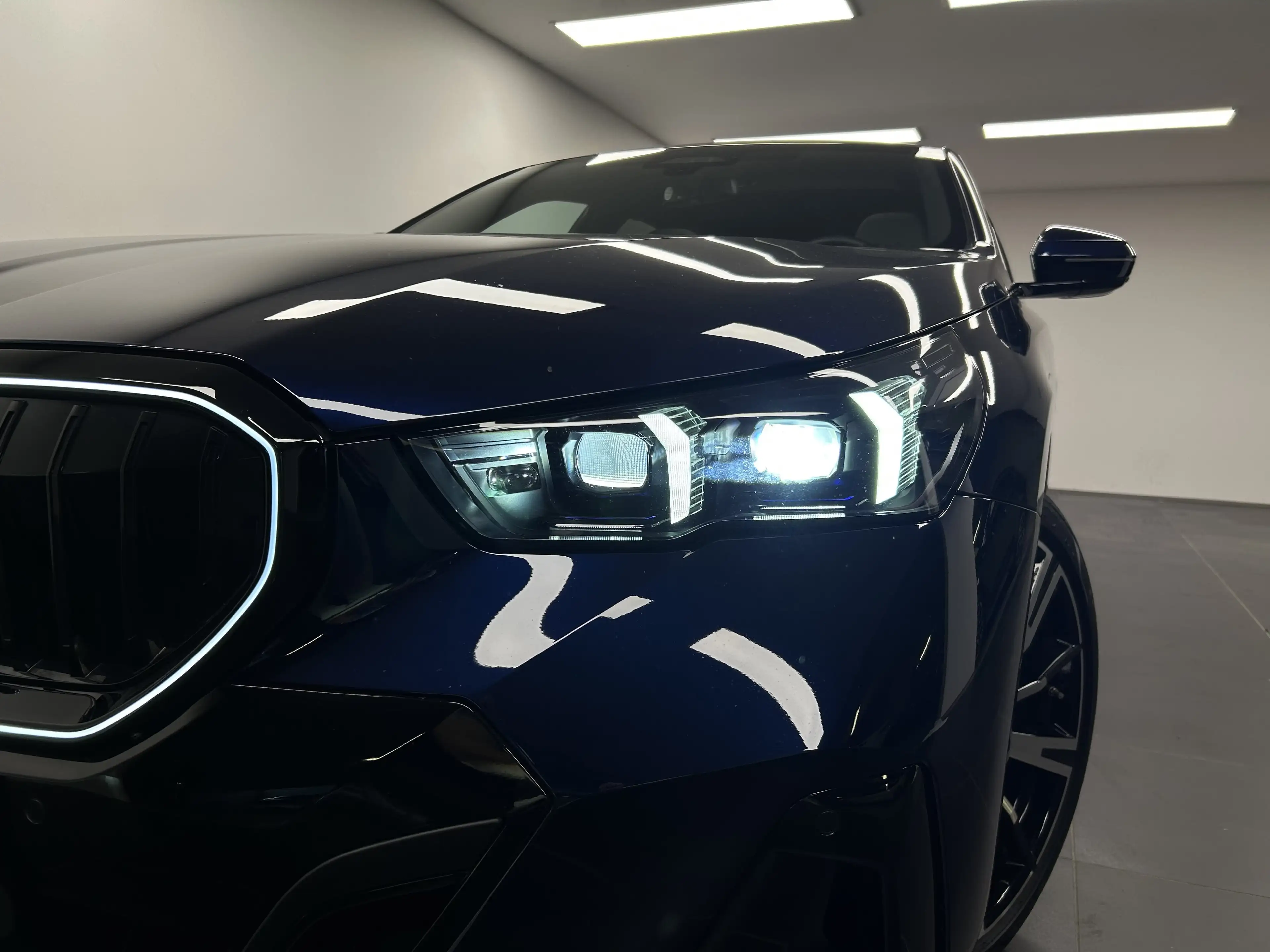 BMW 550 e xDrive Limousine — photo 8