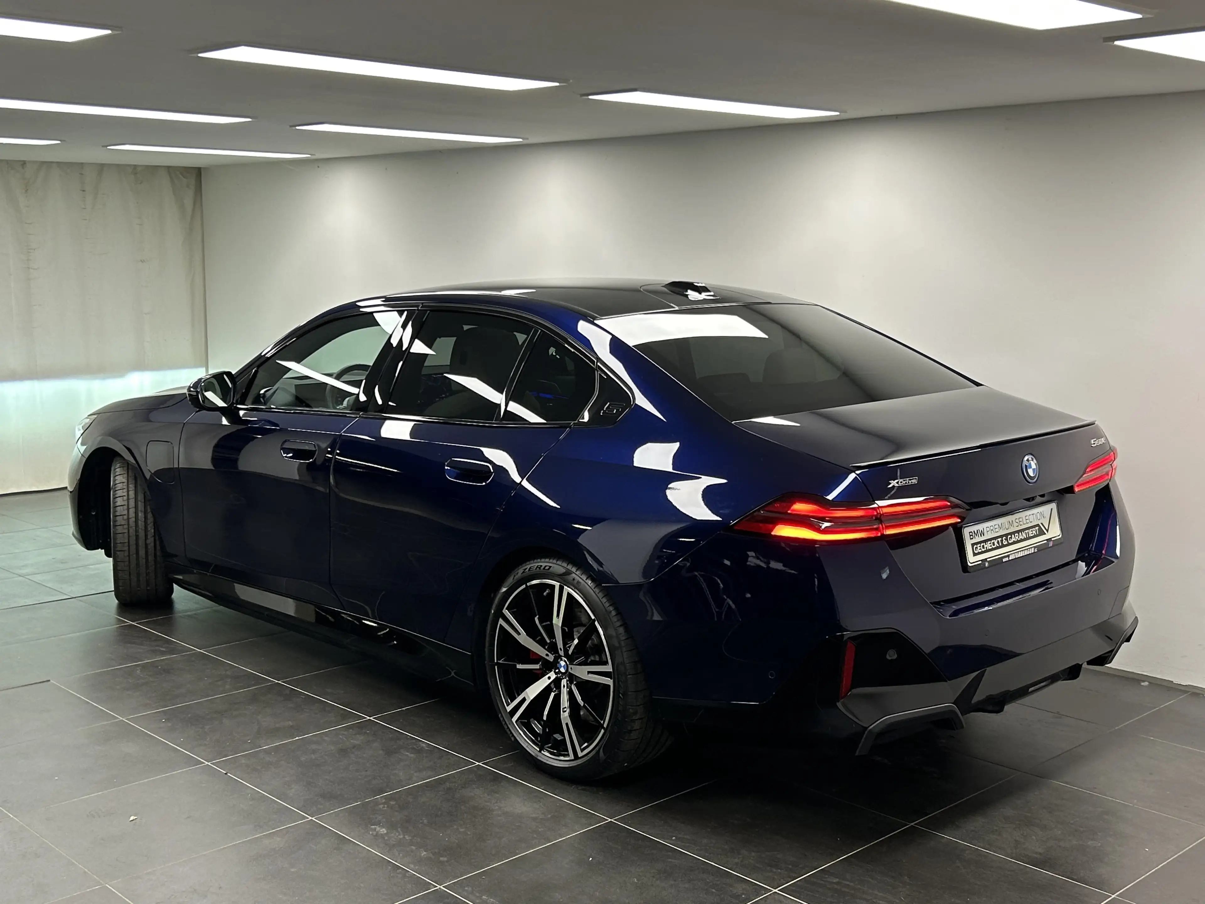BMW 550 e xDrive Limousine — photo 3