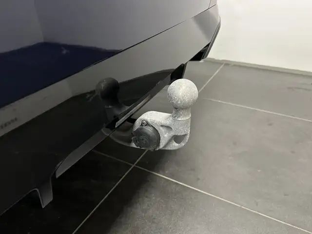 BMW 5 Series view 14