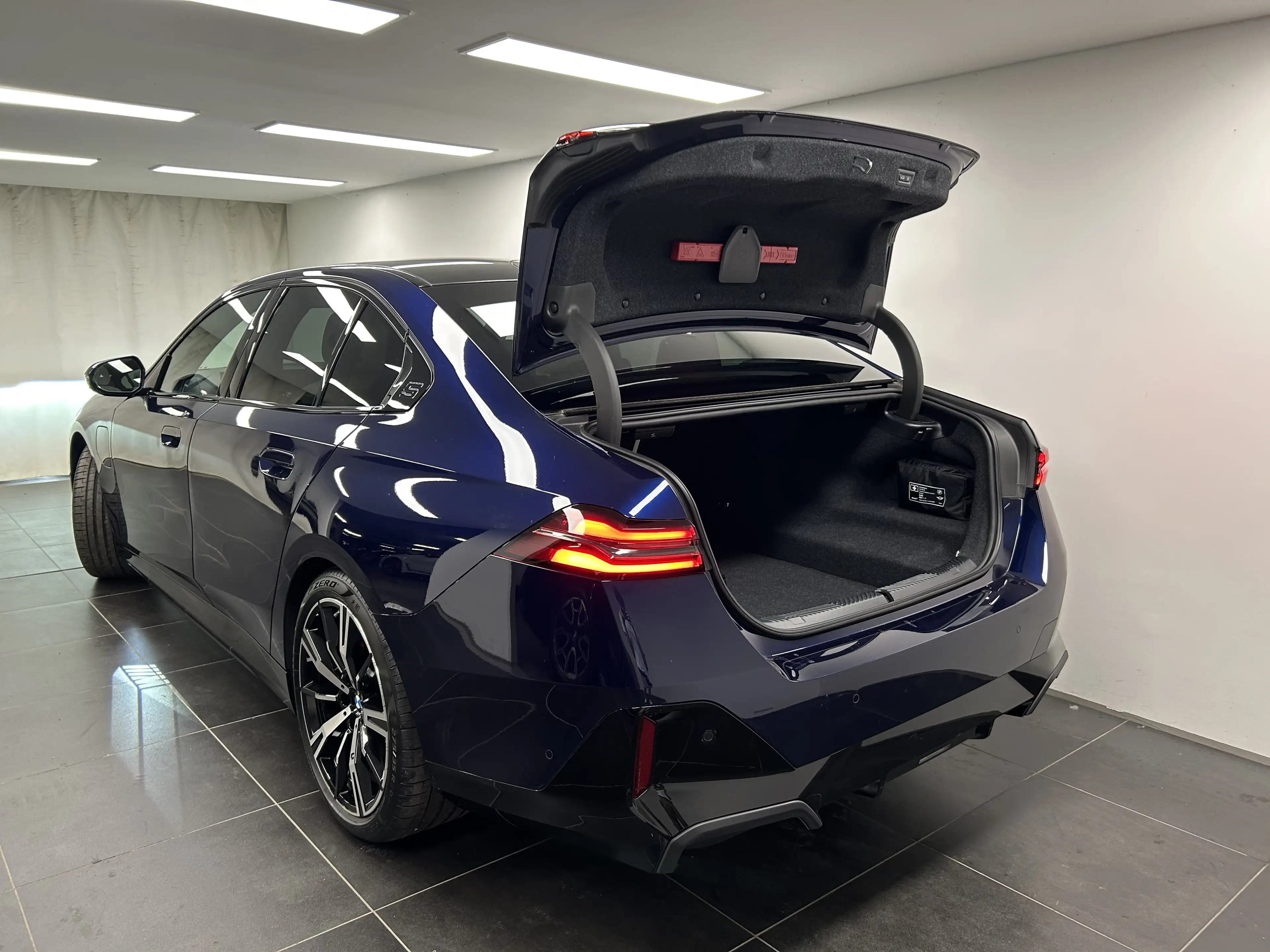 BMW 550 e xDrive Limousine — photo 13