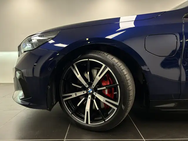 BMW 5 Series view 9