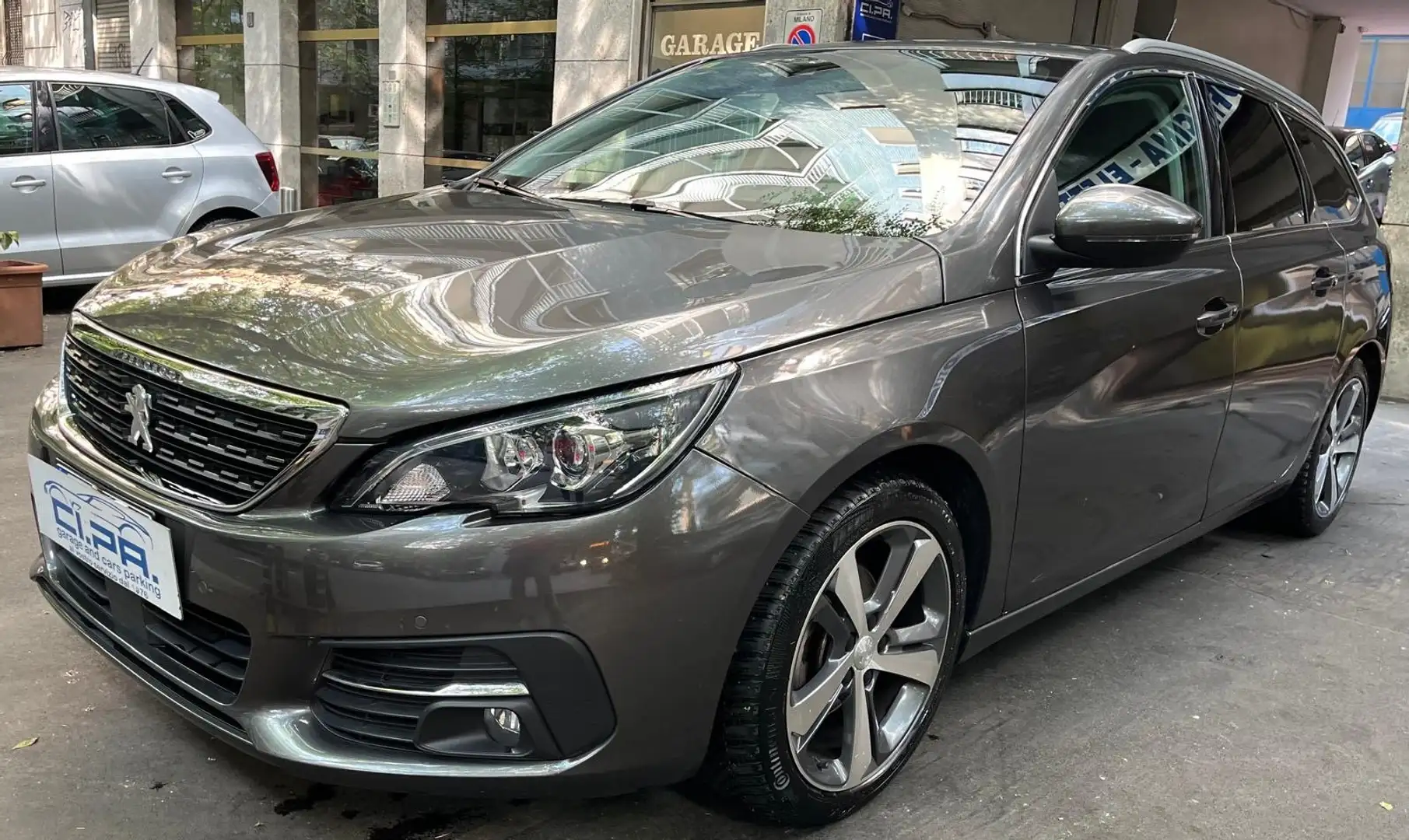 Peugeot 308 308 II 2018 SW SW 1.2 puretech t Allure s Grijs - 2