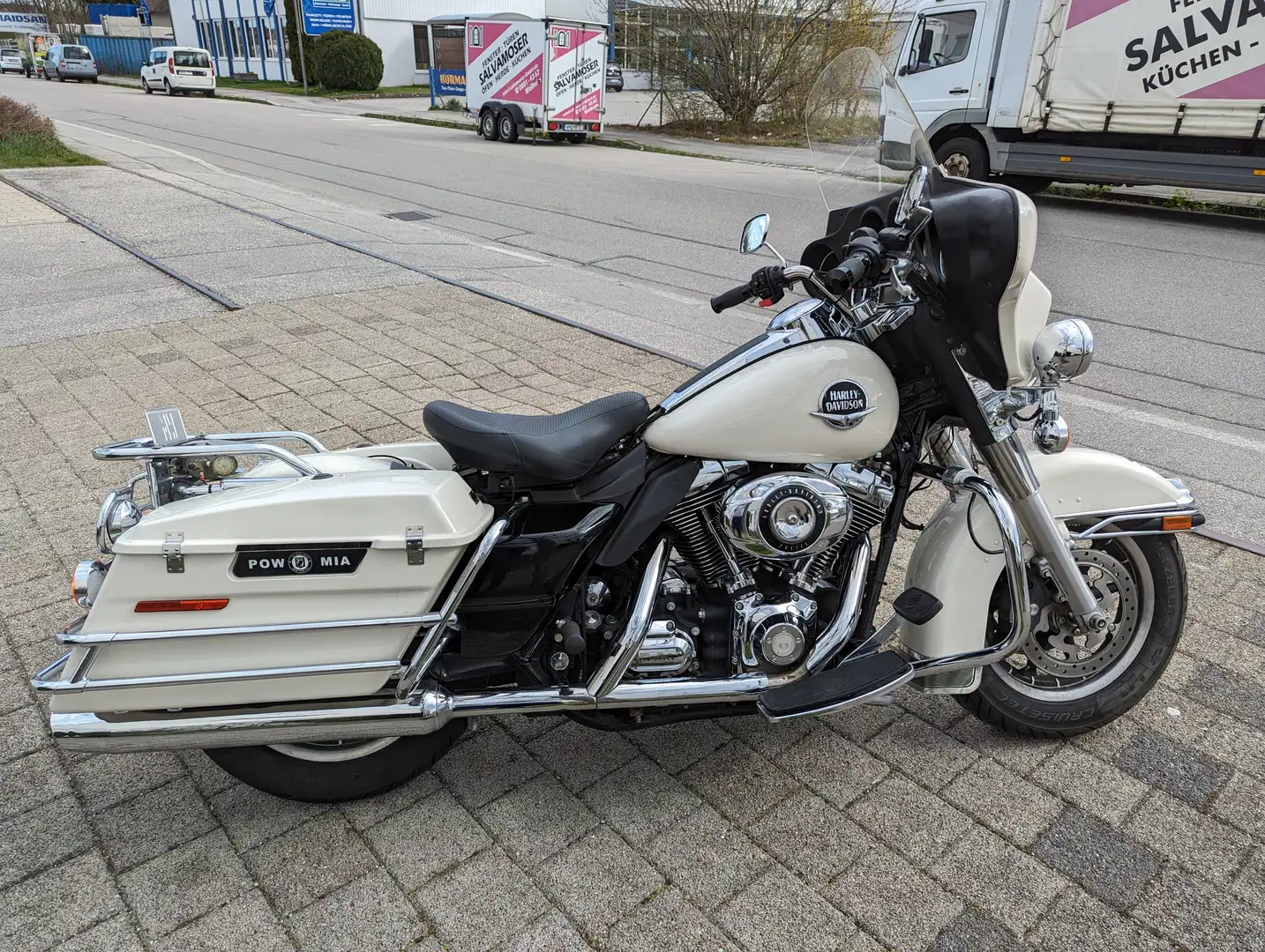 Harley-Davidson Electra Glide Standart Police FLHTP Bílá - 2