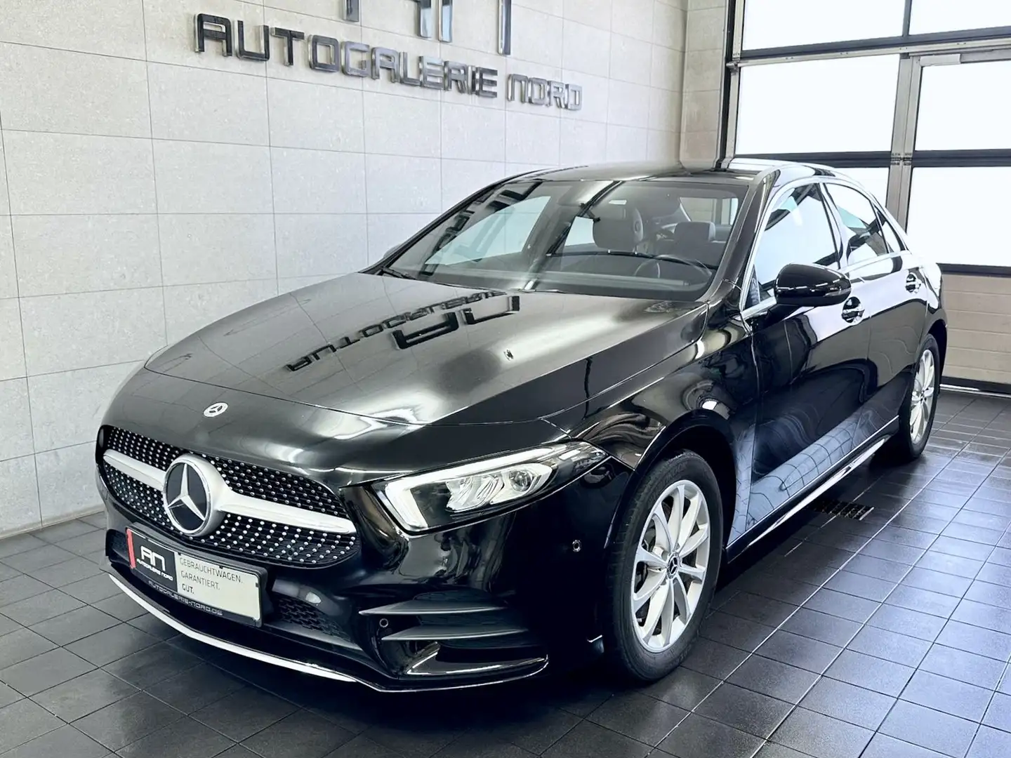 Mercedes-Benz A 250 e AMG Line Business+Connect Paket Zwart - 1