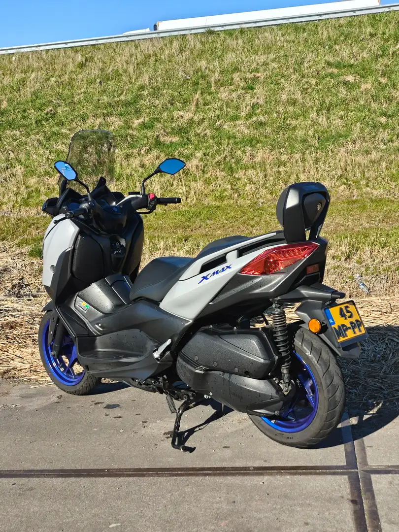 Yamaha X-Max 300 met extra rugsteuntje. Grijs - 1