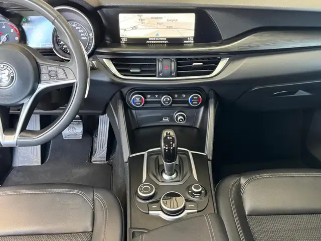 Alfa Romeo Stelvio view 10