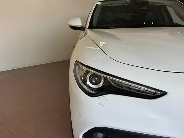 Alfa Romeo Stelvio view 13