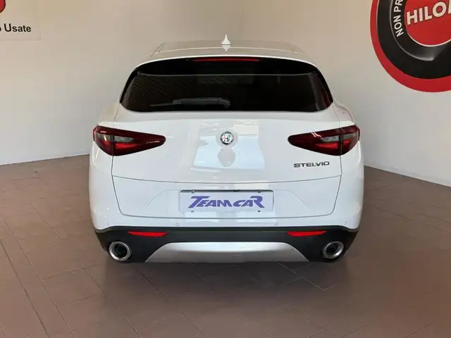 Alfa Romeo Stelvio view 4