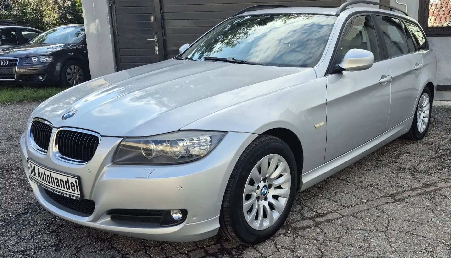 BMW 320 d touring Navi PanoramaD PDC Xenon Gris - 1
