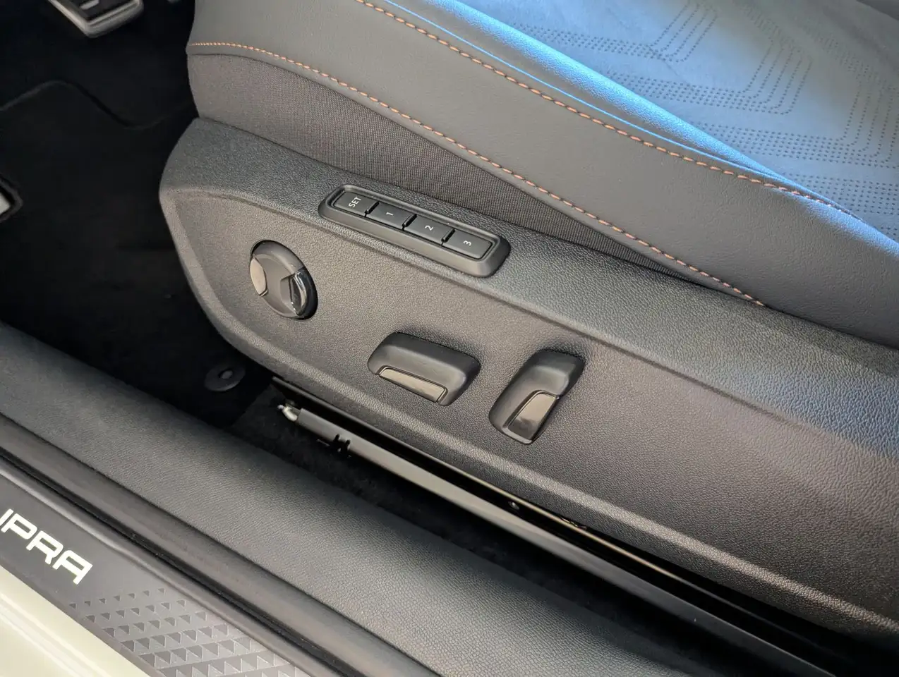 Cupra Leon 1.5 eTSI DSG Pano DCC Marix Dinamica AHK 19, миниатюра 25