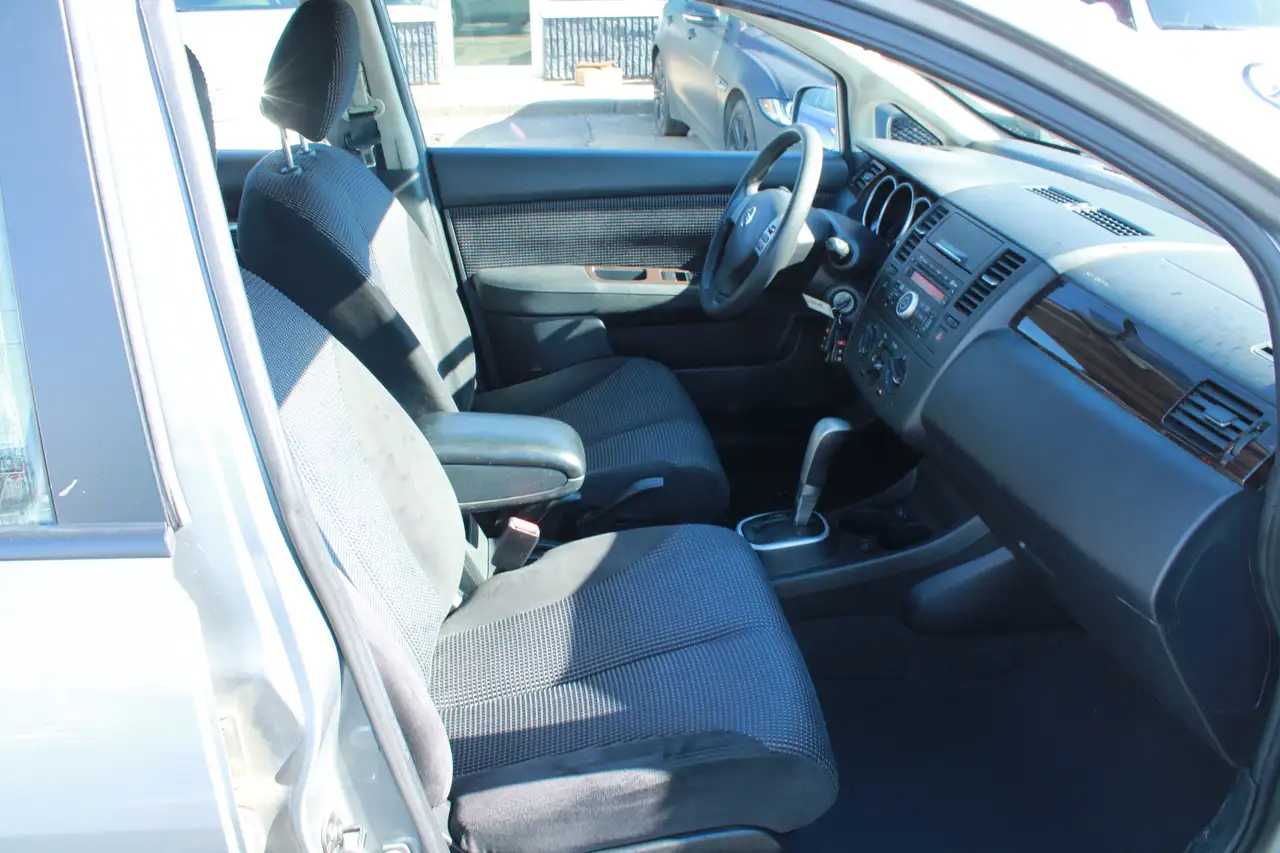 Nissan Versa снимка Nissan Versa