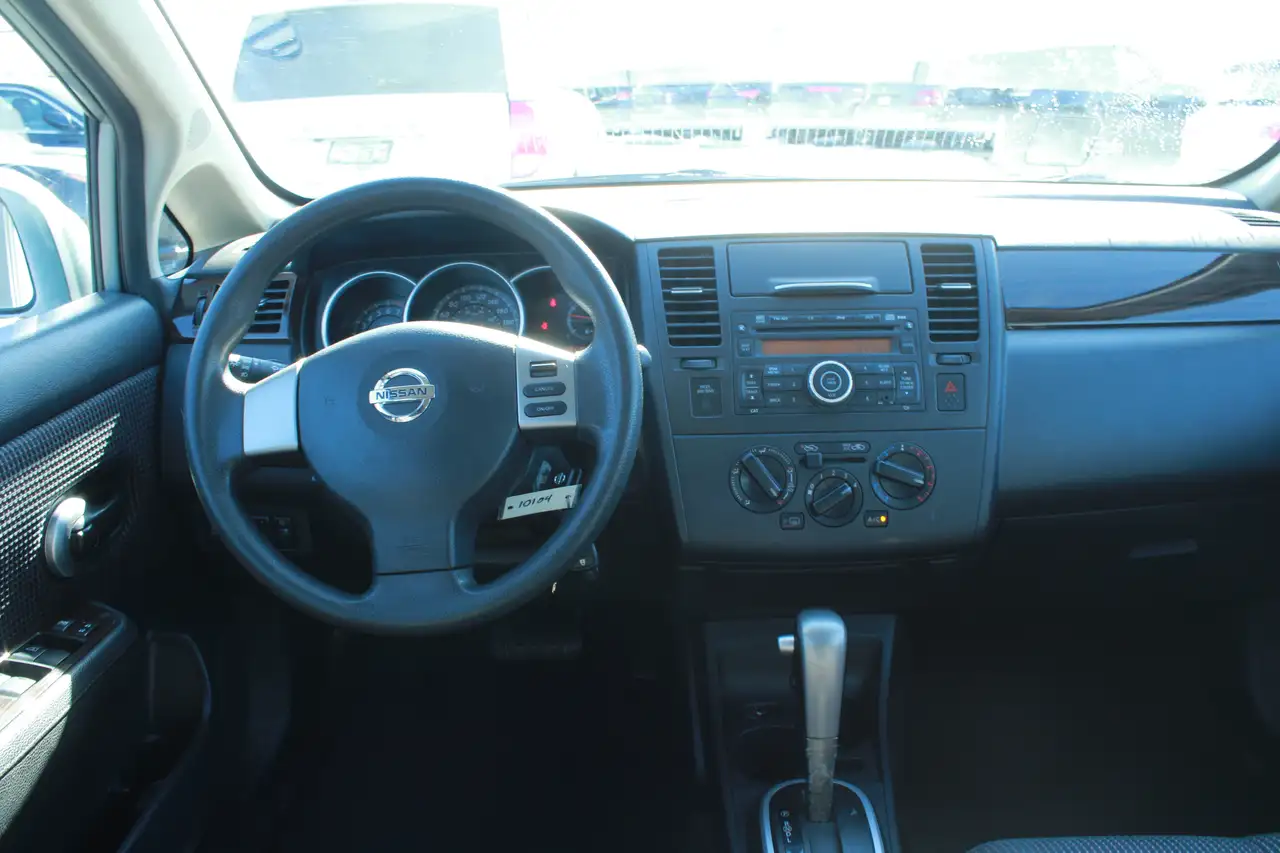 Nissan Versa снимка Nissan Versa