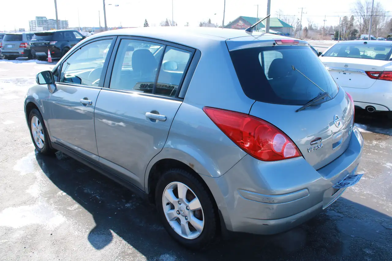 Nissan Versa снимка Nissan Versa