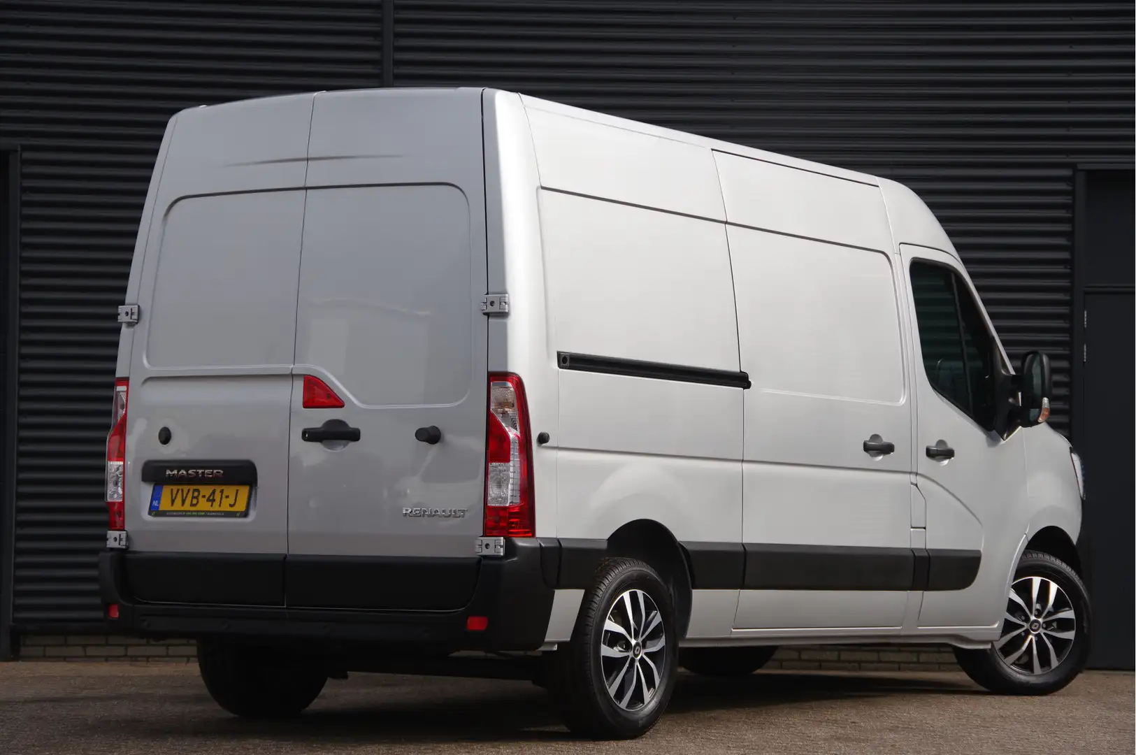 Renault Master T35 2.3 dCi 135PK L2H2 Work Edition CAMERA, NAVI, Zilver - 2