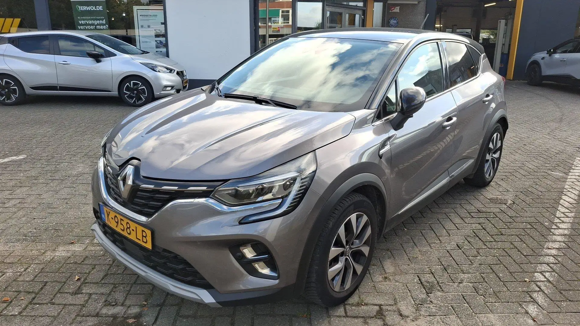 Renault Captur TCe 100 Bi-Fuel Intens | Parkeercamera | Navigatie Grijs - 2