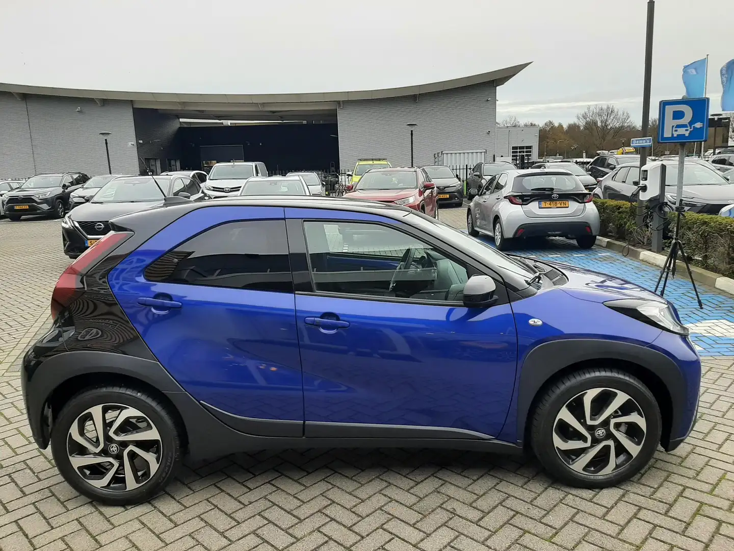 Toyota Aygo X 1.0 VVT-i S-CVT Pulse AUTOMAAT PARK-SENSOREN AD-CR Blau - 2