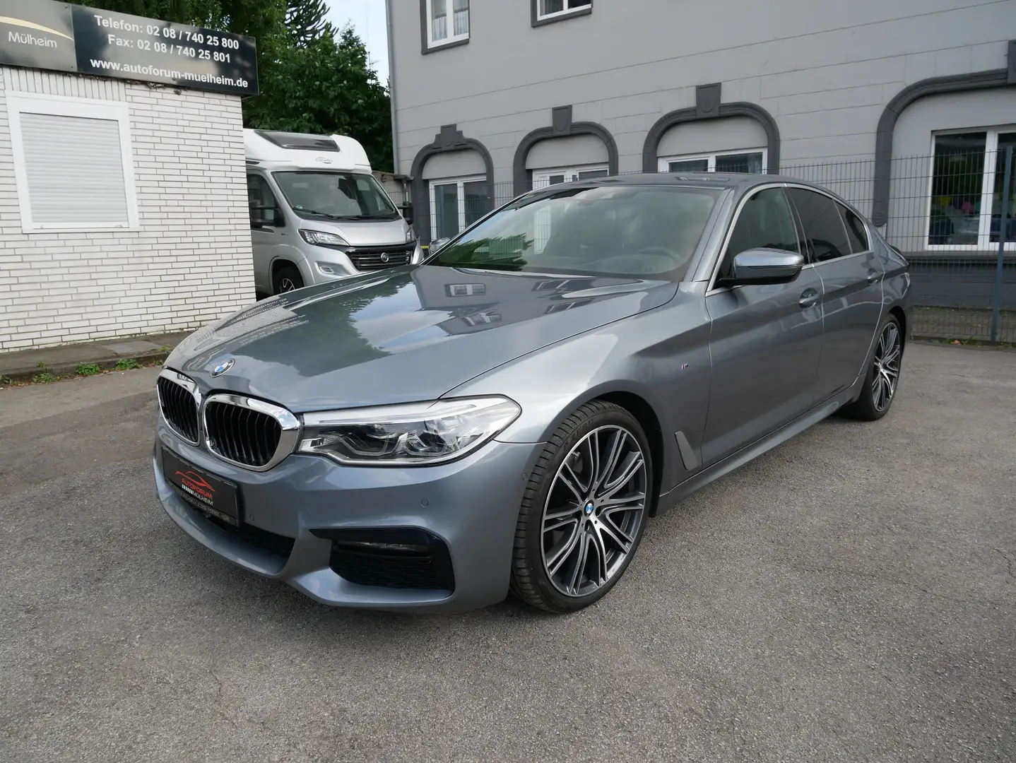 BMW 520 520 d M Sport LED HUD Pano DisplKeyGo DrivProf Kam Gris - 1