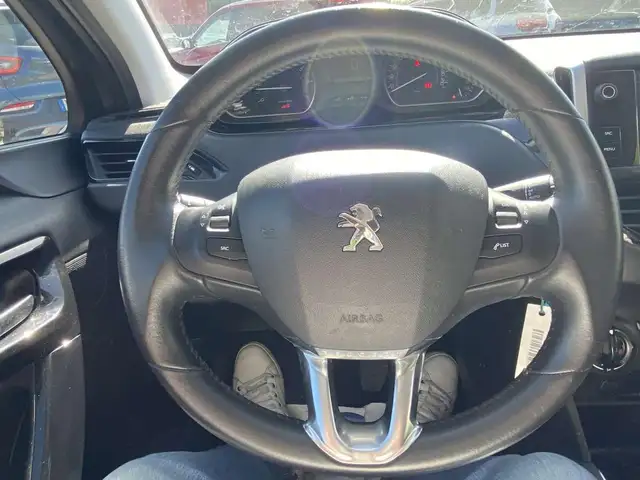 Peugeot 208 view 5