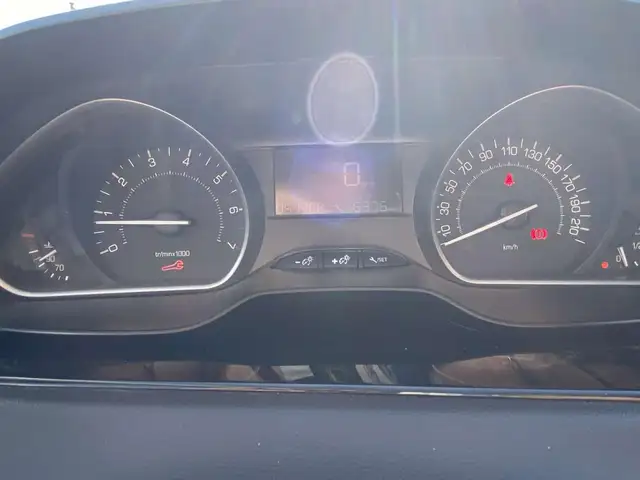 Peugeot 208 view 6
