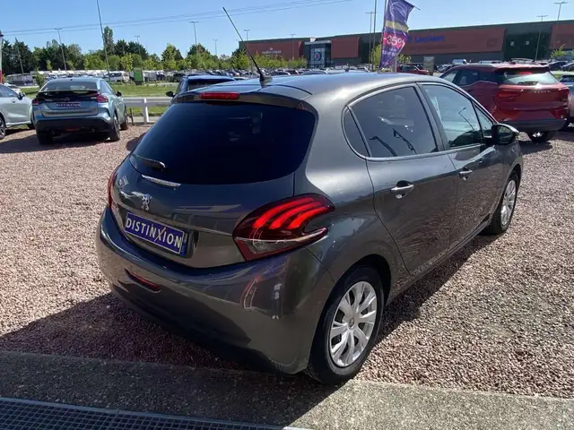 Peugeot 208 view 4