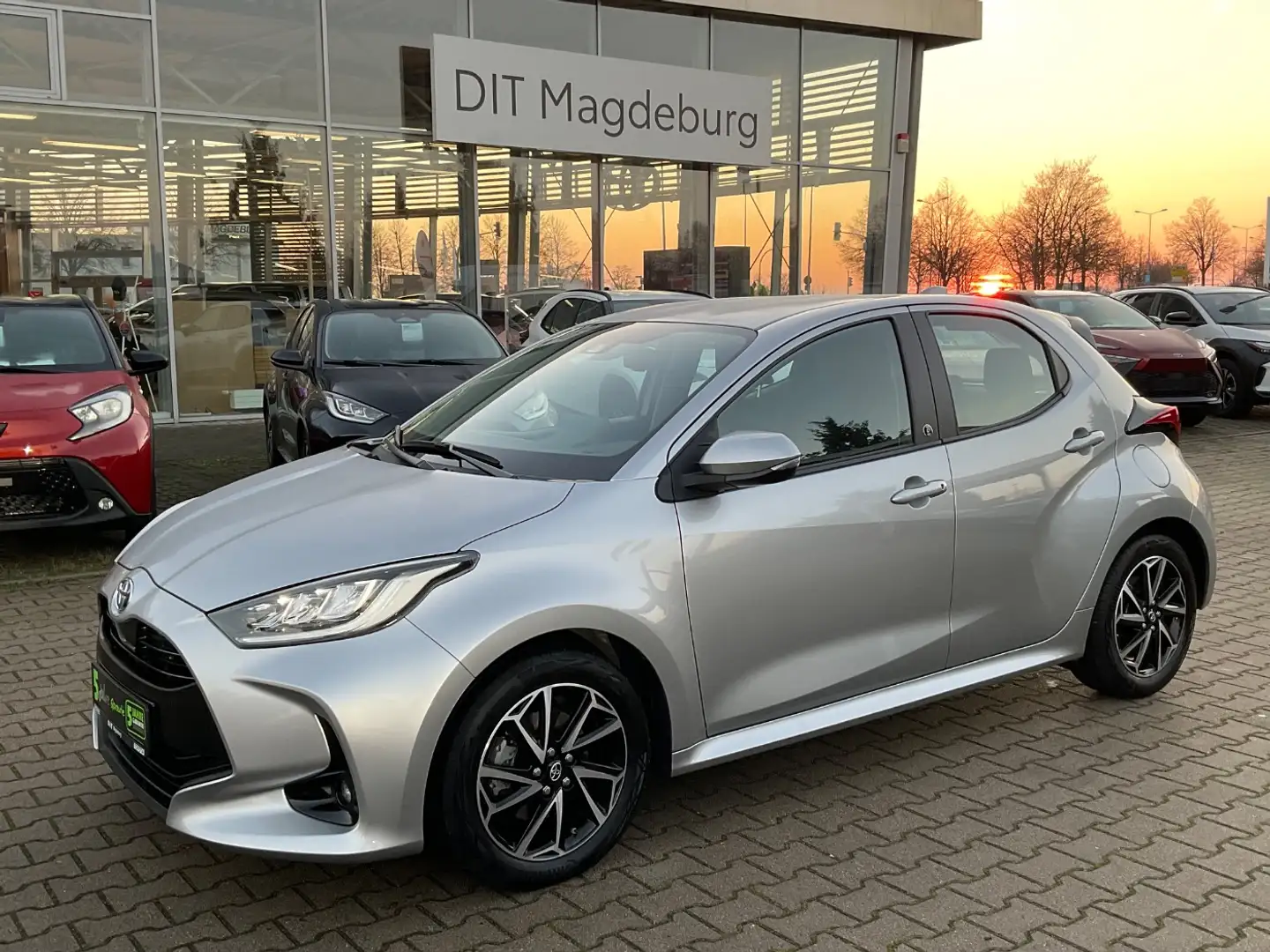 Toyota Yaris 1.5 D Team Deutschland ACC+LED+Navi+SHZ+LM Zilver - 2