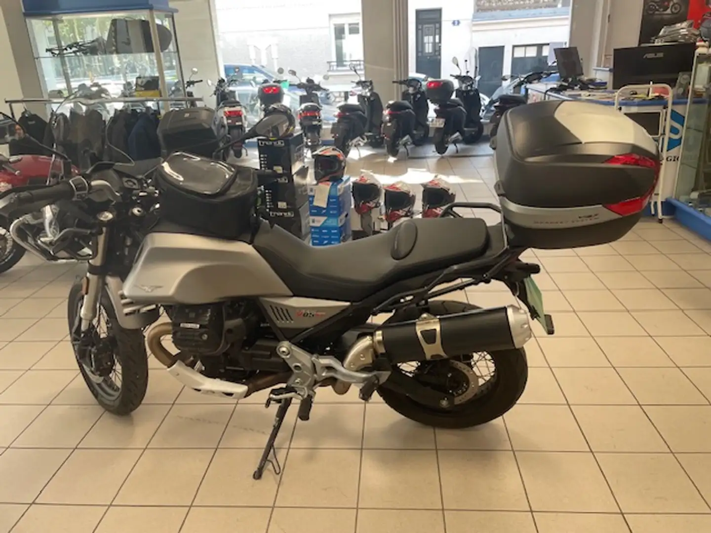 Moto Guzzi V 85 TT Grau - 2