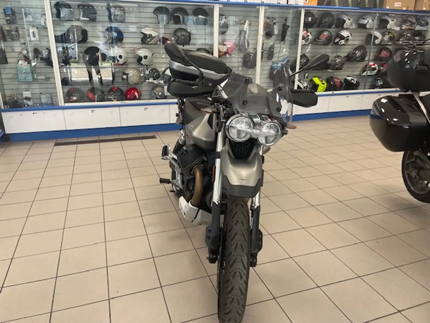 Moto Guzzi V 85 TT Grau - 1